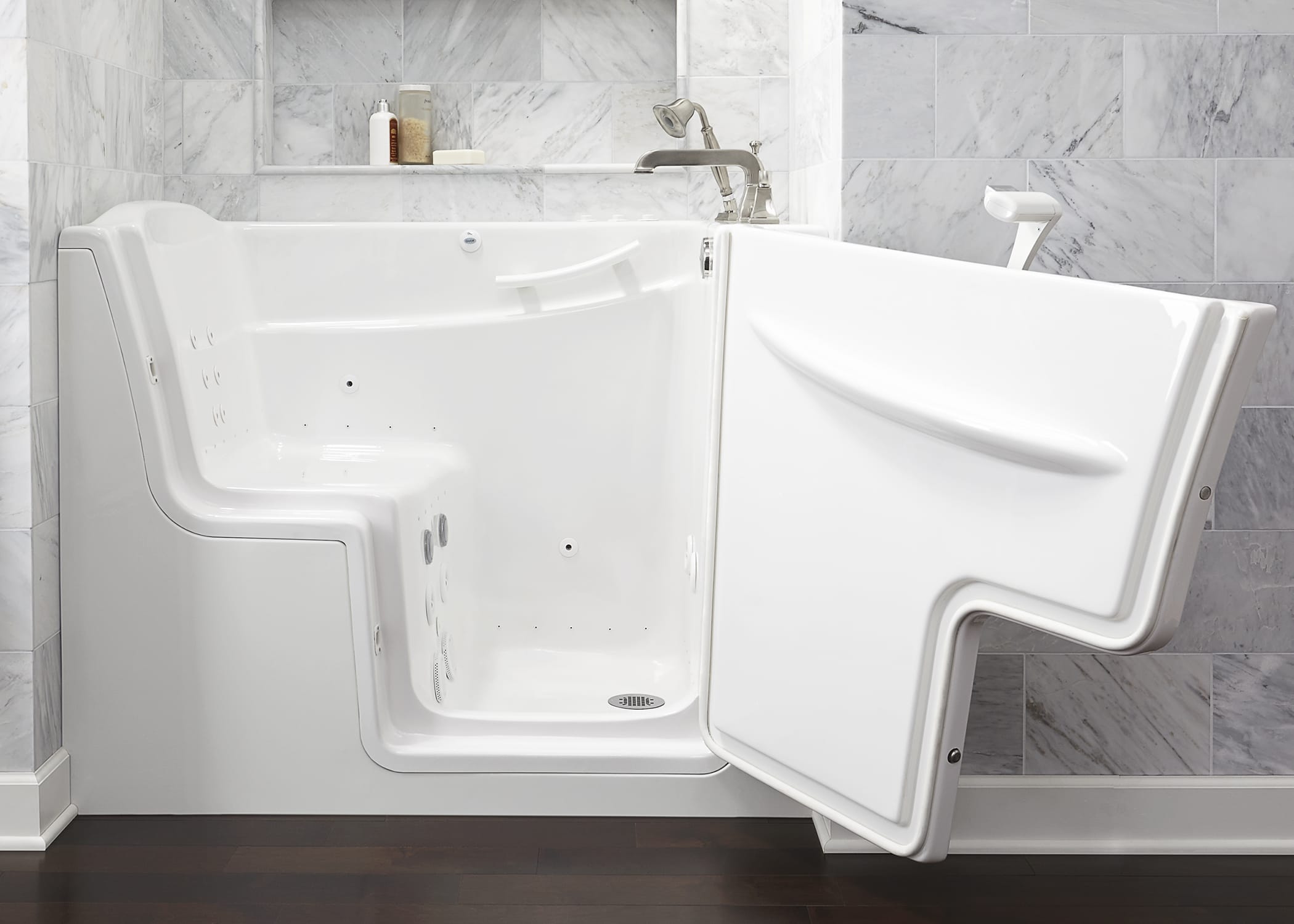 Half bath. Walk-in ванная. Bathtub.